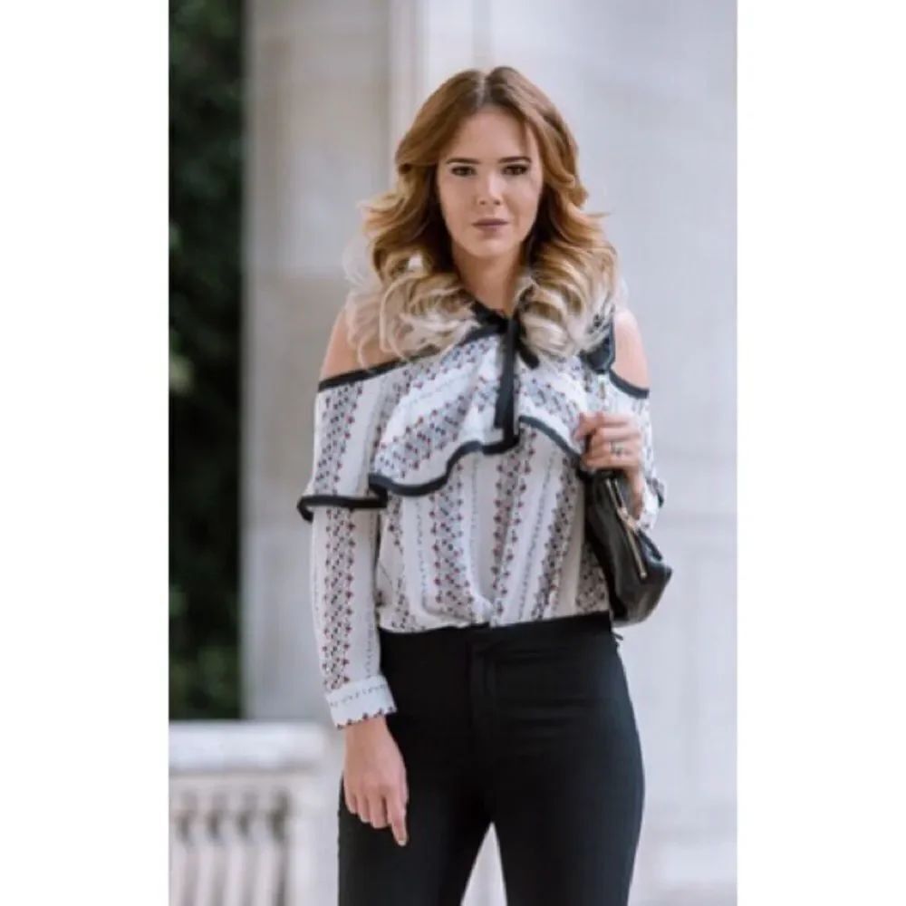 ✨HP ✨Multicolor Cold Shoulder Long Sleeve Blouse✨